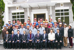 2004年10月，中共中央政治局常委、 國家副主席曾慶紅（第一排中）視察中國
